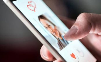 A women's hand holding a smartphone