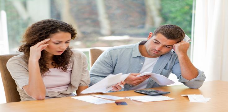 Young-couple-calculating-their-domestic-bills