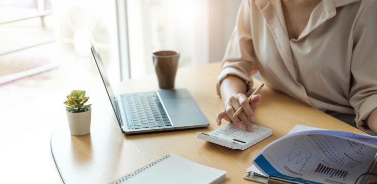 business-woman-working-in-finance-and-accounting-analyze-financial-budget-with-calculator-and-laptop-computer-in-the-office-free-photo